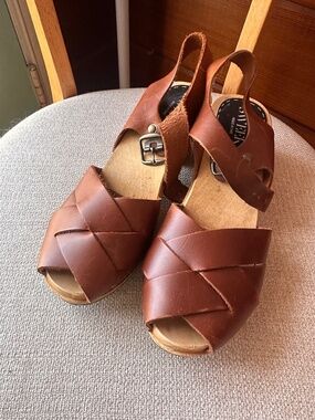 crisscross ankle strap clogs